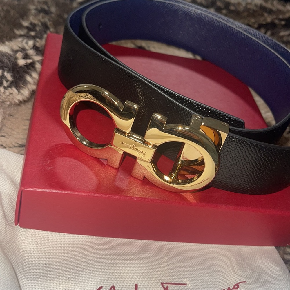 SALVATORE FERRAGAMO GANCINI WOMENS BELT SIZE 100 REVERSIBLE BLACK NAVY
